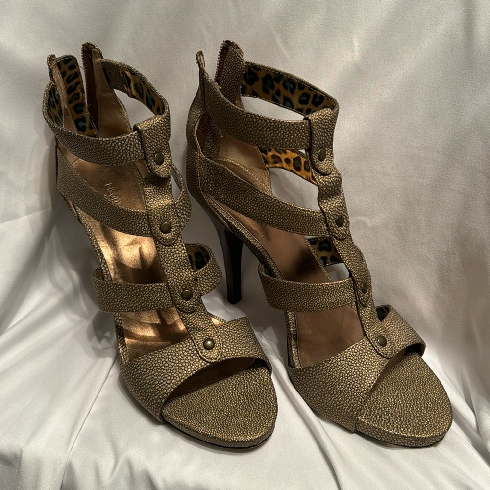 Bisou Bisou Zippered Back Heels - 4”